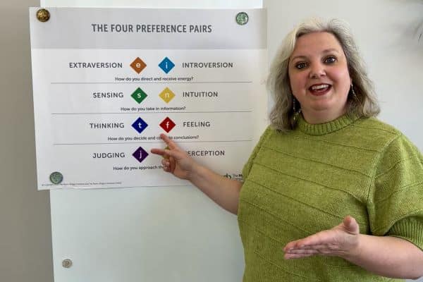 leiderschapscoach Emmy de Vrieze legt MBTI uit
